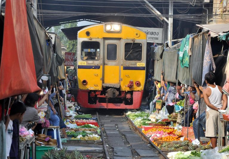 MaeKlong market – Il mercato sui binari di Bangkok